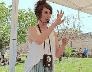 Talleres de Cosmética Natural en Barcelona – Empresas, Colegios y Eventos 32 Fotografia de nataia, divulgadora de cosmética natural y plantas medicinales haciendo un taller