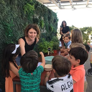 Talleres Infantiles de Cosmética Natural y plantas medicinales en Barcelona 6 niños aprenidenso sobre las plantas medicinales y aromaticas en un taller infantil