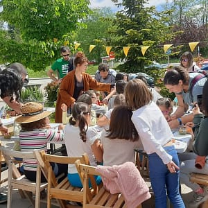 Talleres de Cosmética Natural en Barcelona – Empresas, Colegios y Eventos 24 grupo de niños elaborando colonias con plantas medicinales