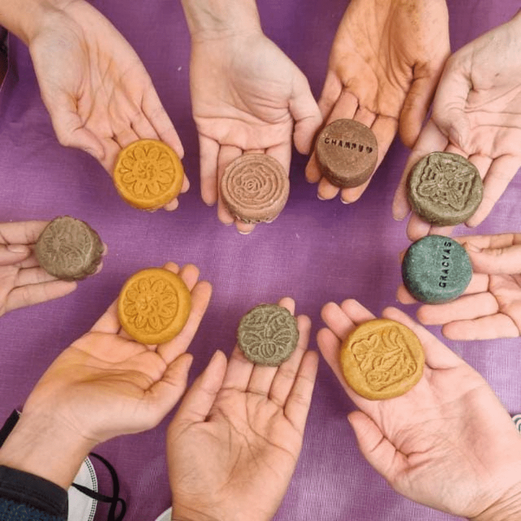 Champús sólidos artesanales elaborados por alumnas del curso