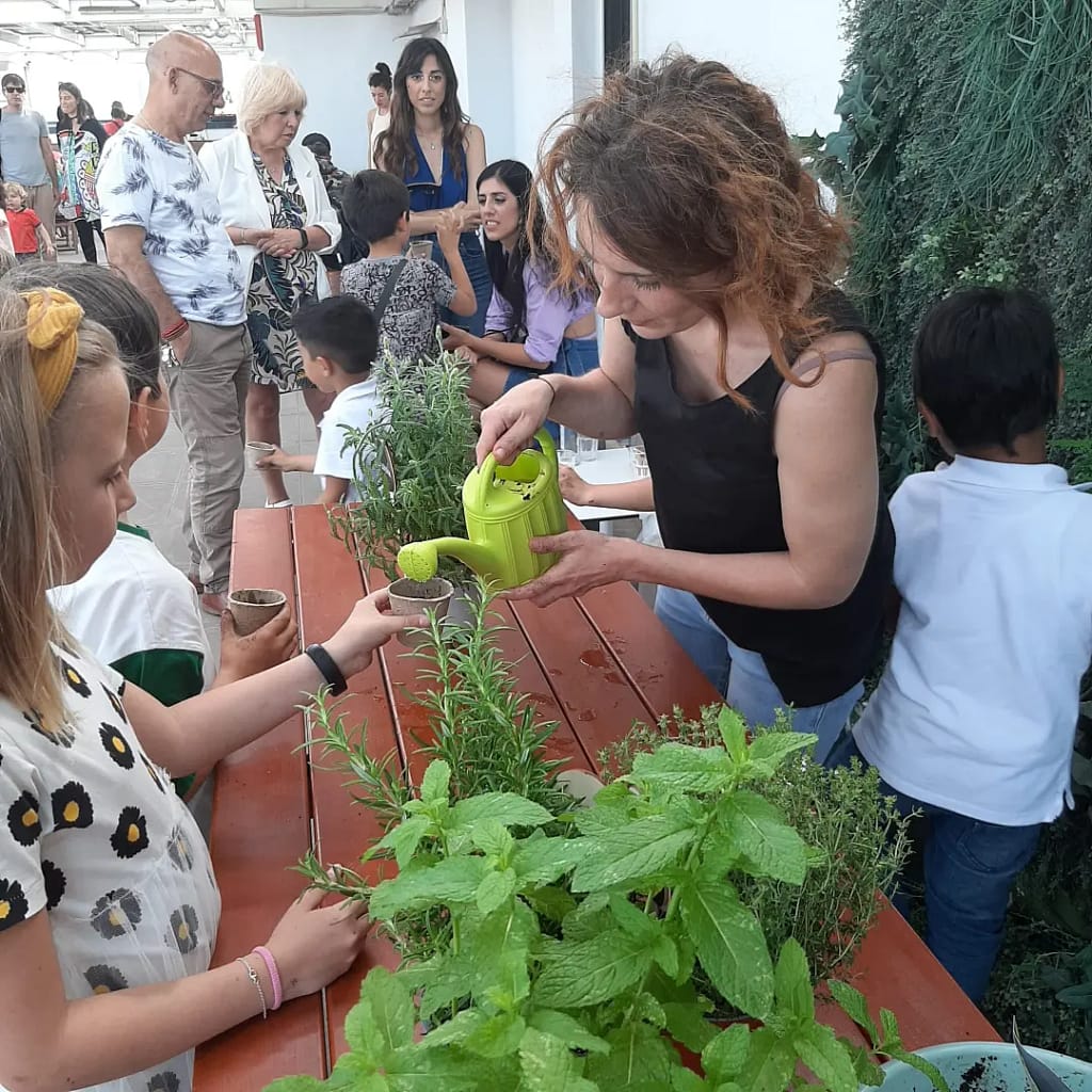 Natalia de Naturmentallers enseñando a los niños a sembrar una semilla