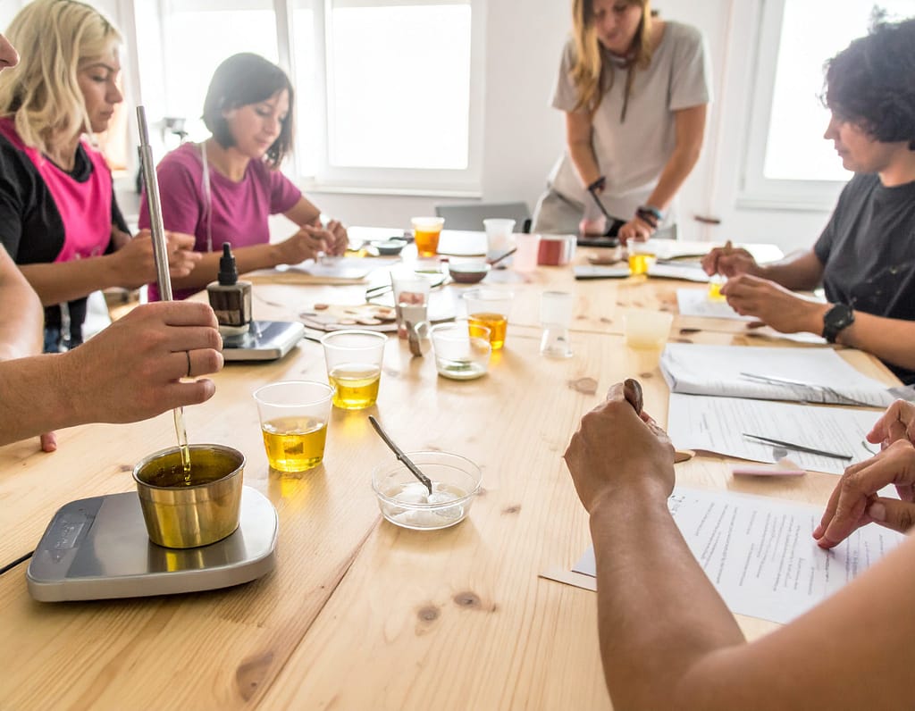 imagen de un taller impartido de cosmetica natural y plantas medicinales en barcelona por natalia de naturmentallers a empresas team building