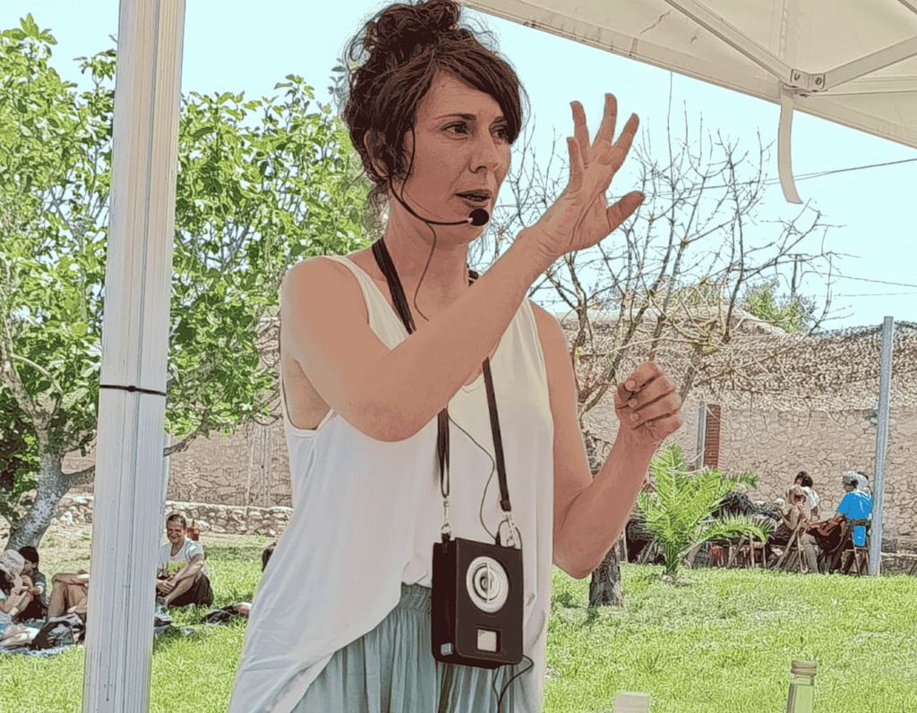 Fotografia de natalia, divulgadora de cosmética natural y plantas medicinales haciendo un taller