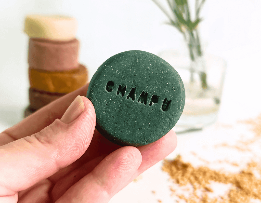 Champú sólido natural hecho a mano con ingredientes naturales en el curso de champú sólido