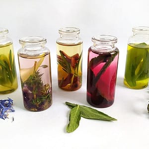 frascos de colonias elaborados en el taller infantil