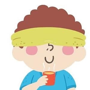 Niño oliendo el aroma de las aromaticas y las plantas