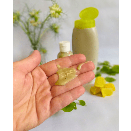 elaboracion de un gel de ducha en el taller de cosmética natural de naturmentallers barcelona y online