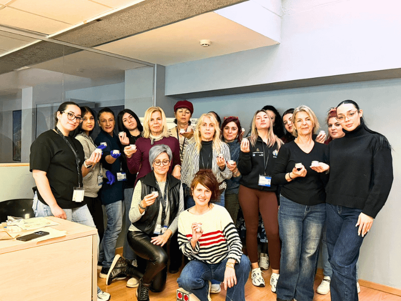 Grupo de taller de cosmética natural mostrando cremas hechas durante la clase