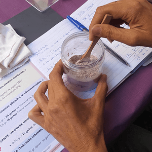 elaboración de champu solido en el curso de barcelona