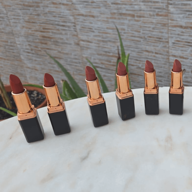 Diferentes labiales naturales creados por alumnas con acabados profesionales