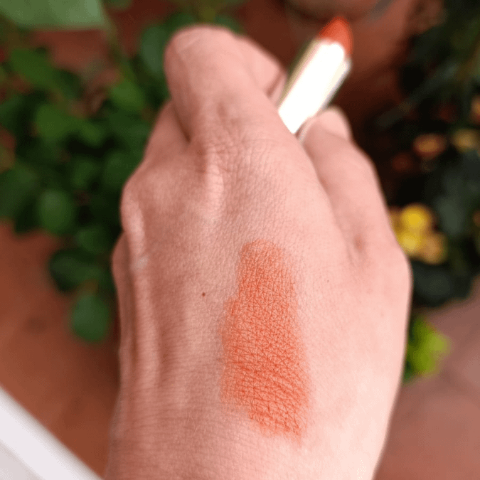 Labial natural tono teja con color intenso y estable