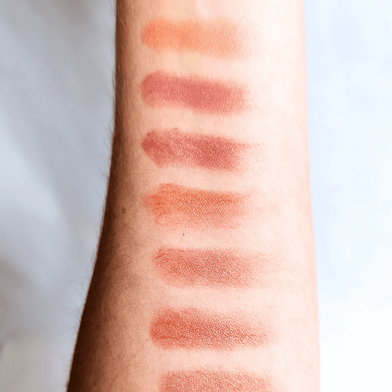 Swatches en brazo con los colores de 11 barras de labios naturales creadas en el curso