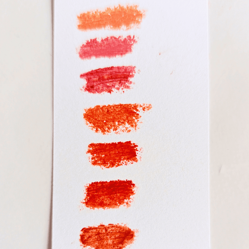 Gama de colores de barras de labios naturales sobre papel con distintos tonos y acabados creados en el curso