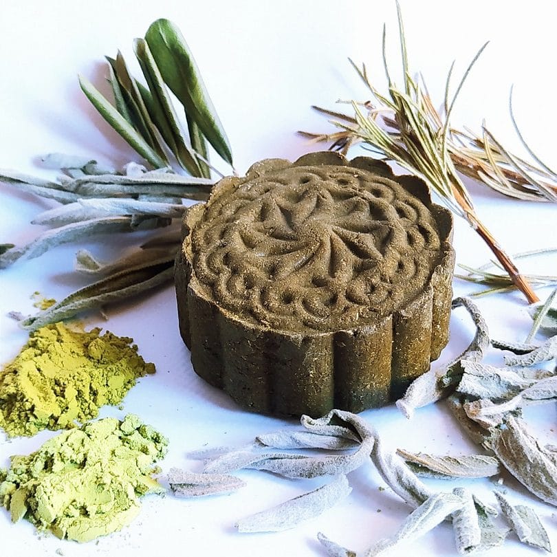 Champú sólido elaborado con plantas en el curso de champú sólido con ingredientes naturales
