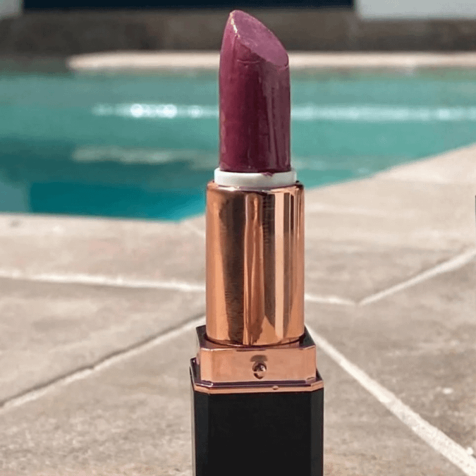 Labial natural tono nude con acabado uniforme y textura profesional