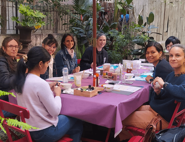 Grupo de alumnas en un taller presencial de champú sólido en Barcelona