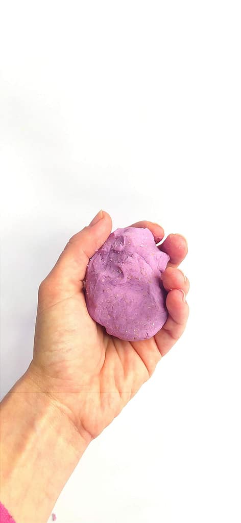 Curso de Champú Sólido Natural 5 Masa de champú sólido rosa recién amasada en la mano