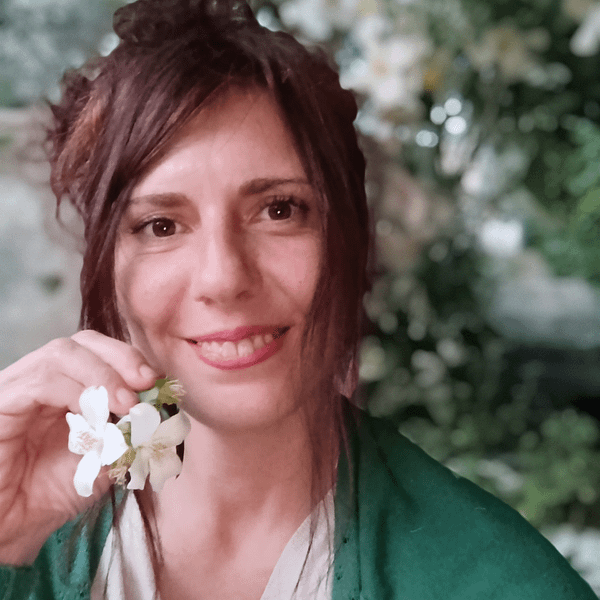 Sobre mí | Natalia Gurrera – Cosmética Natural con Plantas 14 Natàlia de Naturmentallers sonriendo con flores blancas en la mano