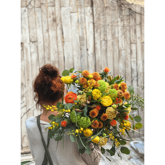 Sobre mí | Natalia Gurrera – Cosmética Natural con Plantas 4 Natàlia con un ramo de flores de su floristería