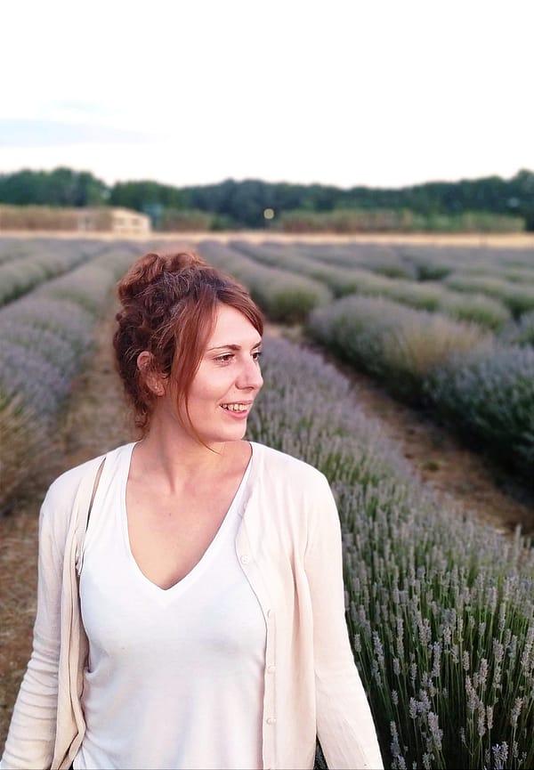 Sobre mí | Natalia Gurrera – Cosmética Natural con Plantas 2 Natàlia en un campo de lavanda