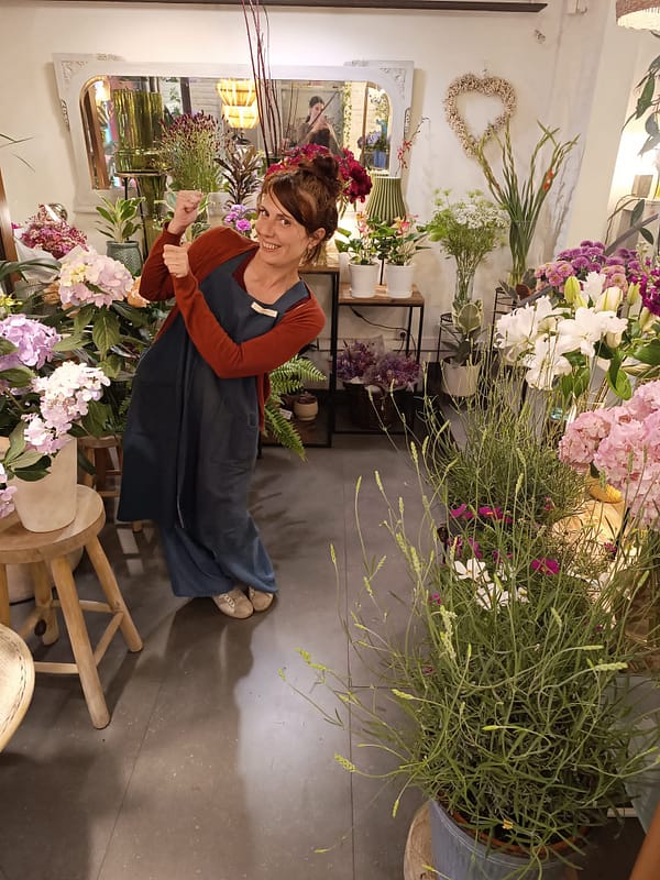 Sobre mí | Natalia Gurrera – Cosmética Natural con Plantas 3 Natàlia trabajando como florista en una floristería llena de flores