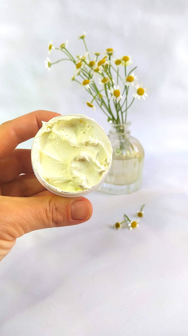 Sobre mí | Natalia Gurrera – Cosmética Natural con Plantas 5 Crema natural de manzanilla en tarro junto a un ramo de manzanilla