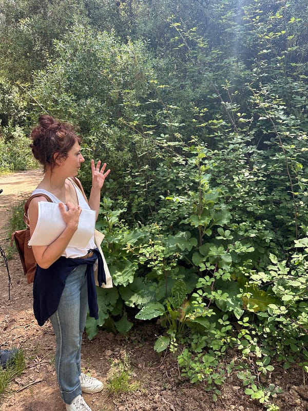 Sobre mí | Natalia Gurrera – Cosmética Natural con Plantas 7 Natàlia explicando una planta durante una salida de plantas silvestres