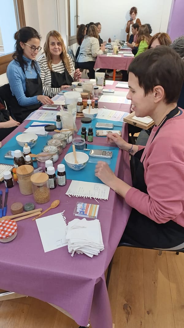 Sobre mí | Natalia Gurrera – Cosmética Natural con Plantas 9 Alumnas formulando cosmética natural en un taller presencial