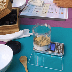 proceso de la elaboración de champú sólido mezclando ingredientes naturales