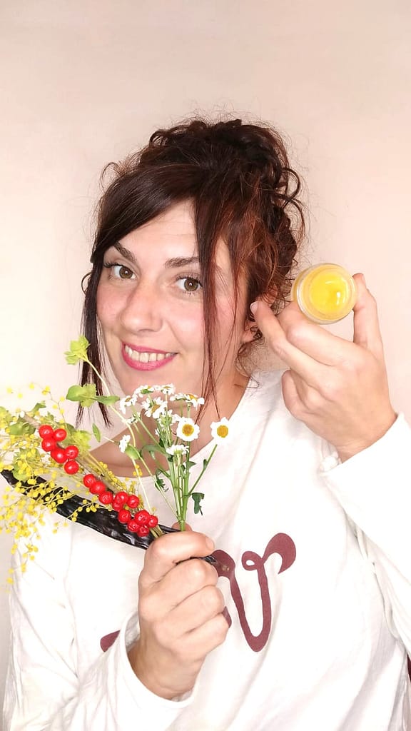 Natàlia de Naturmentallers con flores y un bálsamo natural