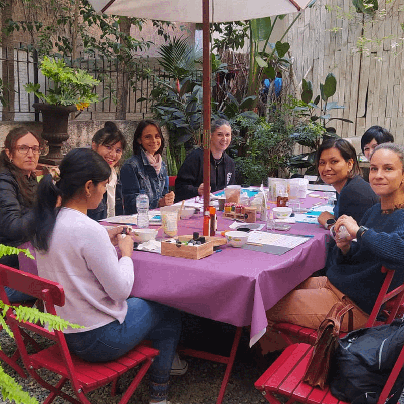 Grupo de alumnas en un taller presencial de champú sólido en Barcelona