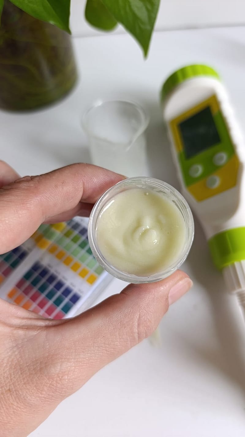 Crema natural formulada en casa junto a un medidor de pH