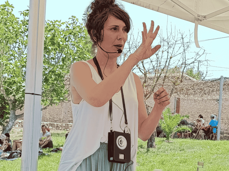 Natàlia impartiendo un taller de cosmética natural al aire libre